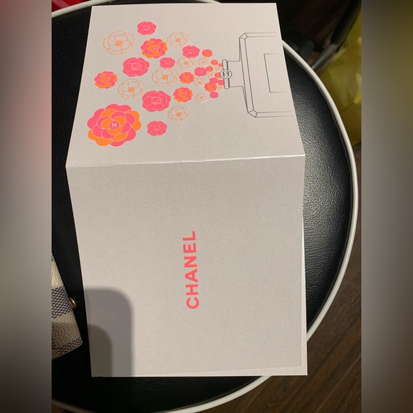 Special edition chanel gift package with greeting card - Picture 3 of 6